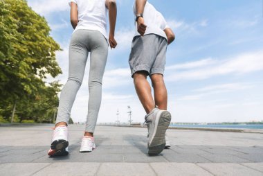 Tanınmayan Siyah Çift River Bank Boyunca Jogging, Düşük Açı, Arka Görüş