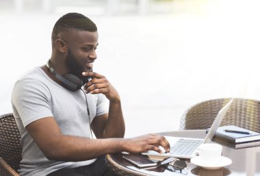 Düşünme arfrican adam dizüstü bilgisayarda tatil online gezi seçimi