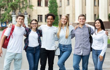Üniversite önünde duran bir grup öğrenci