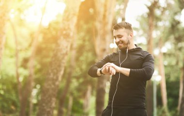 Genç atlet akıllı saat fitness ilerleme kontrol