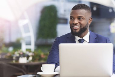 Afro İşadamı Laptop Açık Kafede Kahve Sahip Çalışma