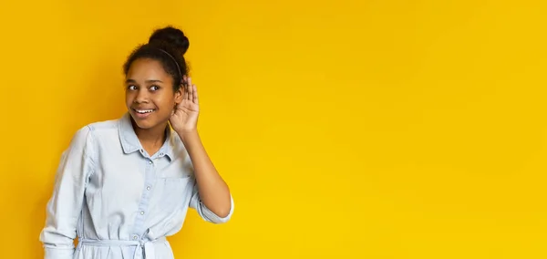 Curious snoopy teen girl holding hand at her ear — Stock Photo, Image