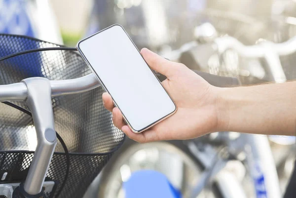 Férfi gazdaság üres cellphone online app kerékpár kölcsönzés — Stock Fotó