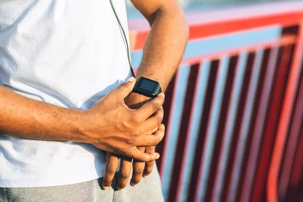 Mãos de cara preto verificando o ritmo cardíaco em smartwatch — Fotografia de Stock