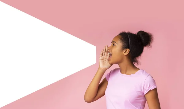 Junges afrikanisch-amerikanisches Mädchen spricht am Copy Space laut zur Seite — Stockfoto