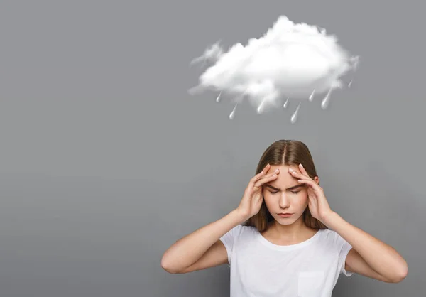 Icona meteo piovoso e ragazza con terribile mal di testa su grigio — Foto Stock