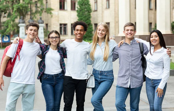 Gruppo di studenti di fronte all'università — Foto Stock