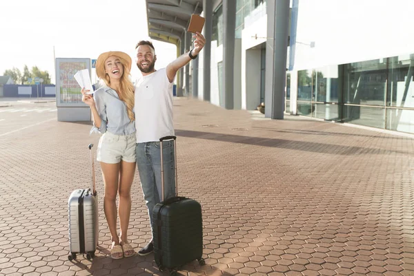 Adorable pareja sonriendo con billetes de avión y pasaportes — Foto de Stock