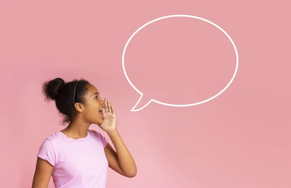 Bonito preto teen menina gritando no branco discurso bolha — Fotografia de Stock