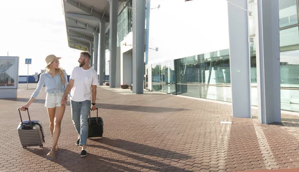 Coppia felice a piedi davanti all'edificio del terminal dell'aeroporto — Foto Stock