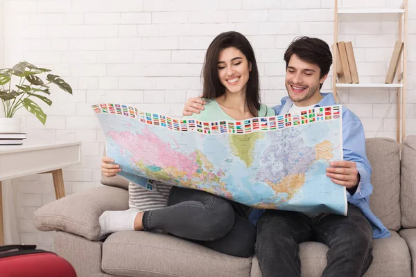 Щаслива пара з картою вибираючи місце для подорожей — стокове фото
