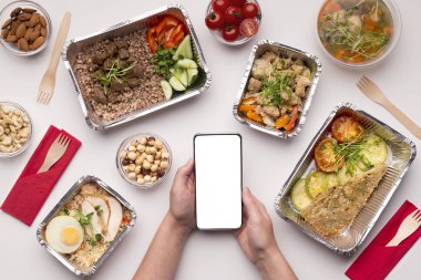 Kadın ellerinde beyaz boşluk olan cep telefonu