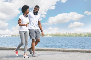 Loving Afro Çift Sabah Jogging sonra River Bank Boyunca Yürüyüş