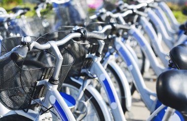 Şehir caddesinde bisiklet kiralama servis noktası