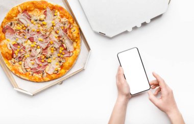 Pizza teslimatı. Kız yakındaki sıcak pizza ile telefon tutarak