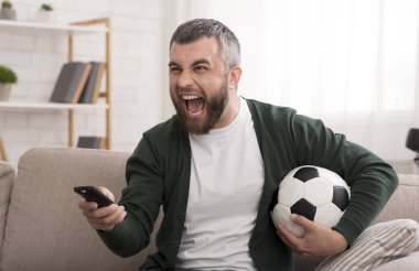 Kızgın beyaz adam Tv'de futbol maçı izliyor