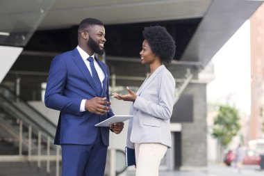 Çekici Afrikalı iş arkadaşları birlikte keyifli sohbet