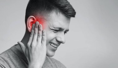 Iltihaplı kırmızı kulağa dokunan adamın portresi