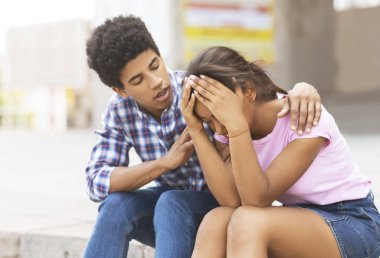 Genç adam onun üzgün kız arkadaşı teselli bu kamu ağlıyor