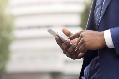 Siyah işadamı akıllı telefon açık havada internet tarama