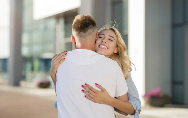 Riunione di coppia dopo molto tempo, abbracciando vicino all'aeroporto — Foto Stock
