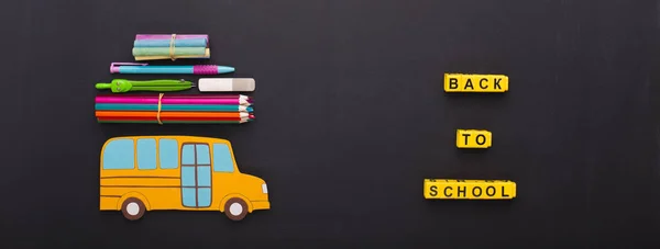 Gele bus met briefpapier op Chalk Board achtergrond — Stockfoto