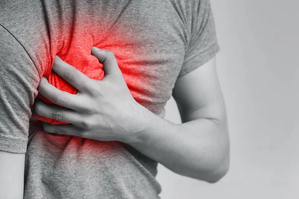 Οξύς πόνος στο στήθος, άνθρωπος που αγγίζει το φλεγμονώδες στήθος του — Φωτογραφία Αρχείου