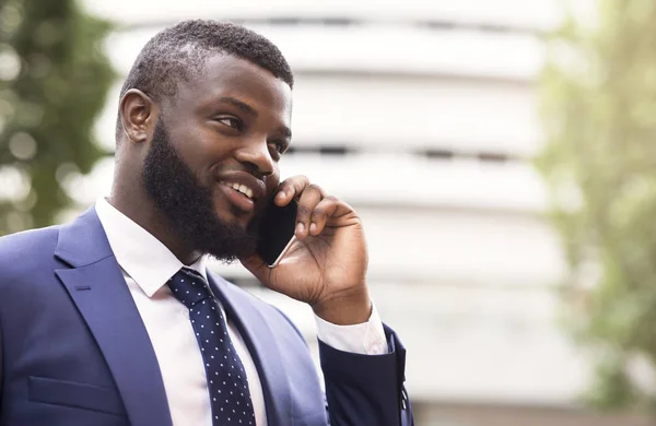 수염이 있는 아프리카계 미국인 사업가가 고객과 휴대 전화로 이야기 — 스톡 사진
