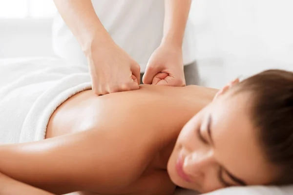 Professionelle Therapeutin macht Rückenmassage für Frau — Stockfoto