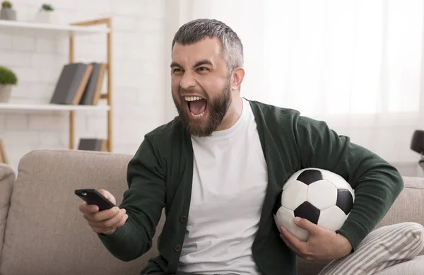 Wütender Kaukasier schaut Fußballspiel im Fernsehen — Stockfoto