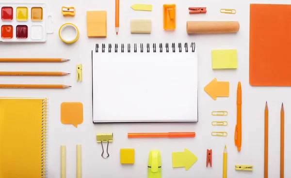 Orangefarbenes Büropapier und Notizblock auf weißem Papier — Stockfoto