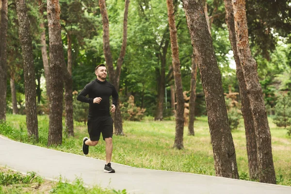 Masculin atlet jogging pe traseu în parc — Fotografie, imagine de stoc