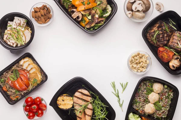 Рамка здоровой пищи в черных ящиках с пустым местом на белом — стоковое фото