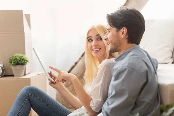 Pareja amorosa eligiendo ideas de diseño después de mudarse a una nueva casa — Foto de Stock