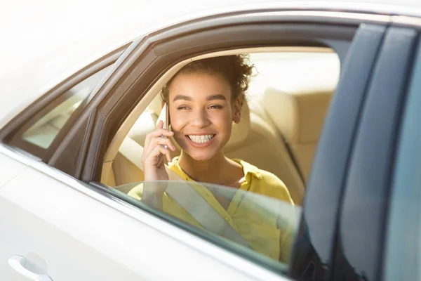 Afro chica hablando por teléfono, sentado en el coche — Foto de Stock