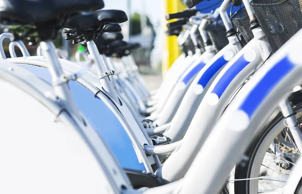 Fila di biciclette per la condivisione parcheggiata all'aperto — Foto Stock