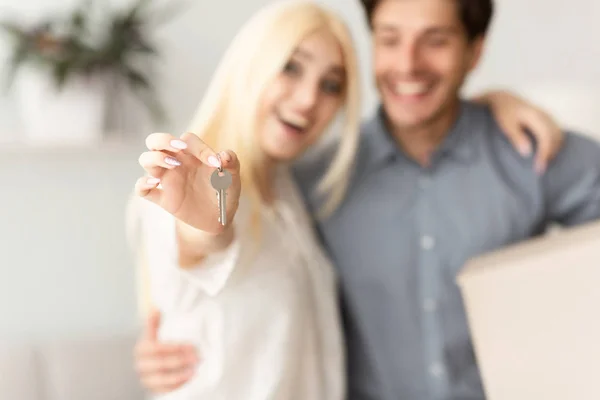 Joyeux jeune couple tenant une nouvelle clé de maison, profondeur peu profonde — Photo