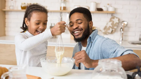 Pria Afro mengajari gadisnya bagaimana membuat adonan — Stok Foto