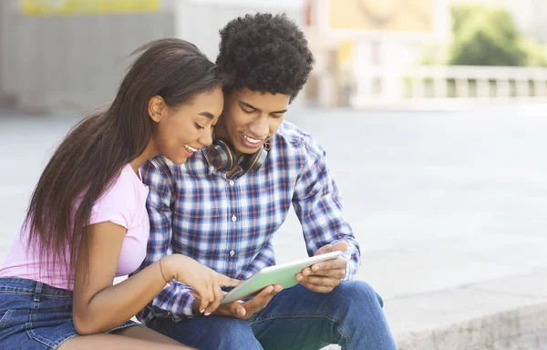 Fröhliche afrikanische Teenager nutzen gemeinsam digitales Tablet — Stockfoto