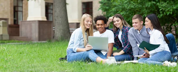 Equipe de estudantes que estudam em grupo ao ar livre — Fotografia de Stock