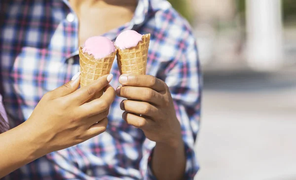 Casal jovem comer cones de sorvete juntos — Fotografia de Stock