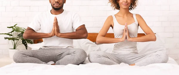 Młody czarny rodziny medytowania w łóżku — Zdjęcie stockowe