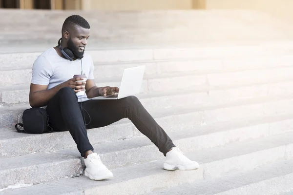 아프리카 사람 와 커피 에 가기 과 노트북 — 스톡 사진