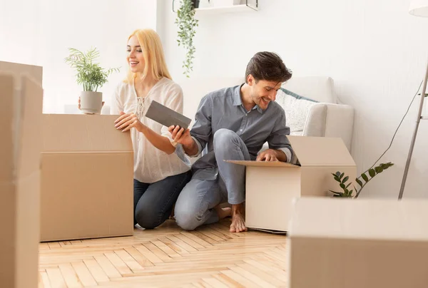 Щаслива пара розпакування коробки після переїзду в нову квартиру — стокове фото