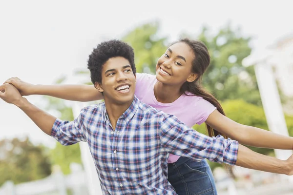 Gelukkig jong stel met plezier en gek rond samen buitenshuis — Stockfoto