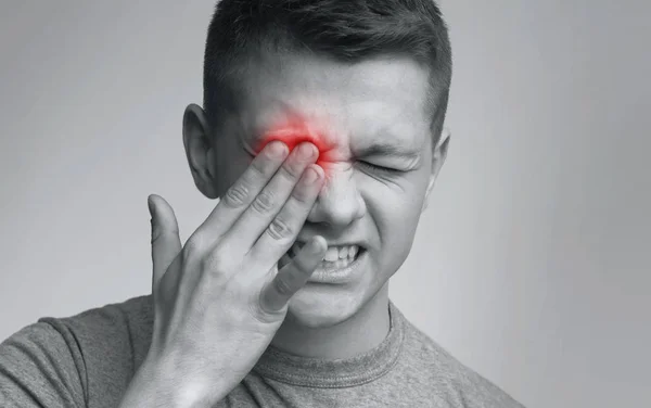 강한 눈 통증으로 고통받는 피곤 한 남자 — 스톡 사진