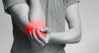 Dirseğinde ağrı olan genç adam