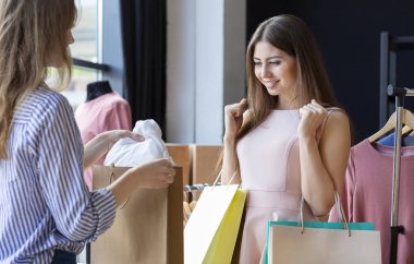 Salesgirl satın alma lar için mutlu müşteri onu hediye gösteren