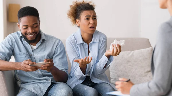 Afro mulher reclamando casais terapeuta sobre maridos dependência para Smartphone — Fotografia de Stock