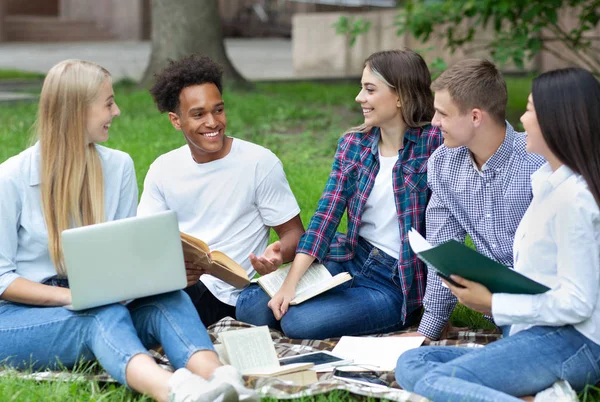 Equipe diversa de estudantes descansando no campus — Fotografia de Stock